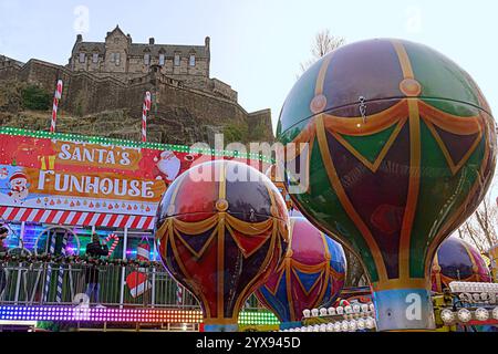 Edinburgh, Schottland, Großbritannien. Dezember 2024. Wetter in Großbritannien: Die Einheimischen gingen zu den weihnachtsmärkten und Straßen, während die Hauptstadt für die dreiwöchige Feier in der Stadt füllte. Der kleine weihnachtsmarkt in den Fürsten-Straßengärten im Schatten des Schlosses. Credit Gerard Ferry/Alamy Live News Stockfoto