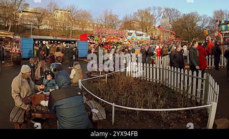 Edinburgh, Schottland, Großbritannien. Dezember 2024. Wetter in Großbritannien: Die Einheimischen gingen zu den weihnachtsmärkten und Straßen, während die Hauptstadt für die dreiwöchige Feier in der Stadt füllte. Der kleine weihnachtsmarkt in den Fürsten-Straßengärten im Schatten des Schlosses. Credit Gerard Ferry/Alamy Live News Stockfoto