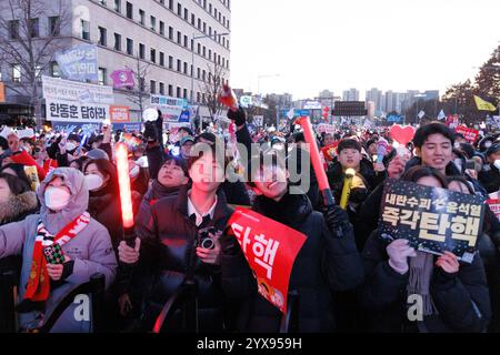 Seoul, Südkorea. Dezember 2024. Die Demonstranten halten während der Demonstration Plakate. Menschen versammelten sich vor der Nationalversammlung, um gegen Präsident Yoon Suk Yeol zu protestieren, bevor die zweite Abstimmung über seine Amtsenthebung stattfand. Quelle: SOPA Images Limited/Alamy Live News Stockfoto