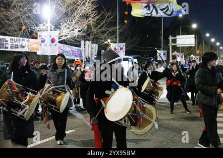 Seoul, Südkorea. Dezember 2024. Demonstranten sahen während der Demonstration Trommeln. Menschen versammelten sich vor der Nationalversammlung, um gegen Präsident Yoon Suk Yeol zu protestieren, bevor die zweite Abstimmung über seine Amtsenthebung stattfand. Quelle: SOPA Images Limited/Alamy Live News Stockfoto