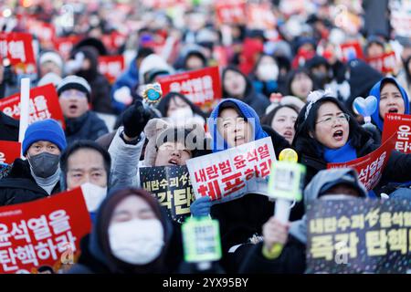 Seoul, Südkorea. Dezember 2024. Die Demonstranten halten während der Demonstration Plakate. Menschen versammelten sich vor der Nationalversammlung, um gegen Präsident Yoon Suk Yeol zu protestieren, bevor die zweite Abstimmung über seine Amtsenthebung stattfand. Quelle: SOPA Images Limited/Alamy Live News Stockfoto