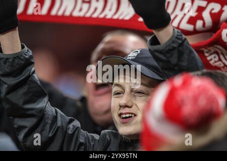 Nottingham, Großbritannien. Dezember 2024. Fans des Nottingham Forest feiern den Sieg beim Premier League-Spiel Nottingham Forest gegen Aston Villa am 14. Dezember 2024 in Nottingham, Großbritannien, am 14. Dezember 2024. (Foto: Alfie Cosgrove/News Images/SIPA USA) Credit: SIPA USA/Alamy Live News Stockfoto