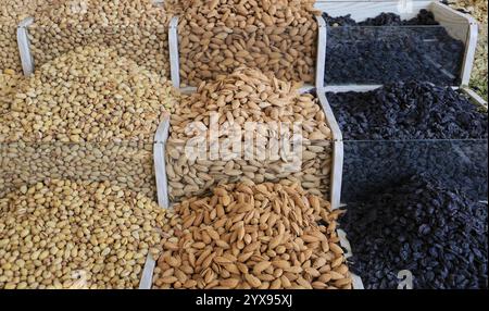 Getrocknete Früchte und Nüsse auf dem lokalen Markt in Taschkent, Usbekistan Stockfoto