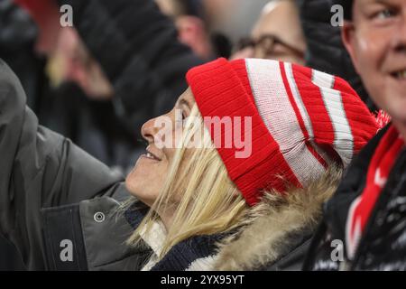 Nottingham, Großbritannien. Dezember 2024. Fans des Nottingham Forest feiern den Sieg beim Premier League-Spiel Nottingham Forest gegen Aston Villa am 14. Dezember 2024 in Nottingham, Großbritannien, am 14. Dezember 2024. (Foto: Alfie Cosgrove/News Images/SIPA USA) Credit: SIPA USA/Alamy Live News Stockfoto