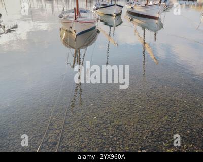 Drei Boote mit Transparenz im Wasser Stockfoto
