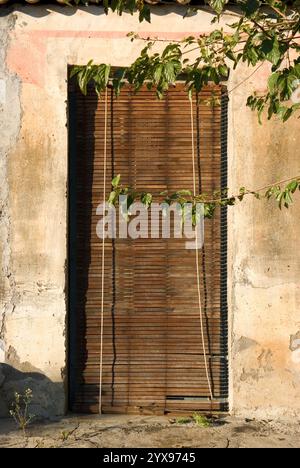 Ländlicher Eingang mit typisch sizilianischer 'cassina', Rollläden mit Holzstangen gebaut, Sizilien, Italien Stockfoto
