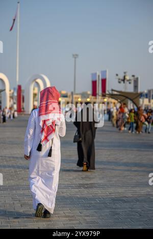 DOHA, KATAR - 13. Dezember 2024: Männer reiten auf Pferden, um den katarischen Nationalfeiertag zu feiern. Stockfoto
