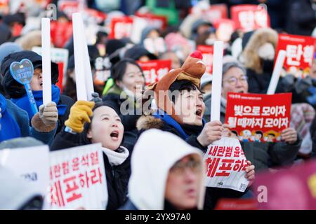 Seoul, Südkorea. Dezember 2024. Die Demonstranten halten während der Demonstration Plakate. Menschen versammelten sich vor der Nationalversammlung, um gegen Präsident Yoon Suk Yeol zu protestieren, bevor die zweite Abstimmung über seine Amtsenthebung stattfand. (Foto: Viola kam/SOPA Images/SIPA USA) Credit: SIPA USA/Alamy Live News Stockfoto