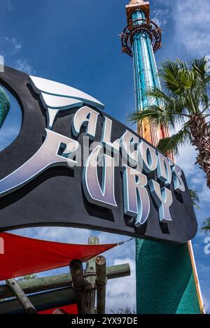 Falcon's Fury, ein extrem aufregender Fallturm, der die Fahrer bei einem 300 Meter hohen Fallabfall in der Busch Gardens Tampa Bay in Tampa, Florida, mit dem Kopf an die Spitze stürzt. (USA) Stockfoto