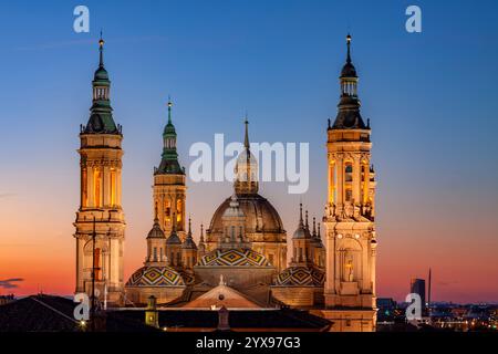 Basilika ' El Pilar' und die römische Brücke über den Fluss Ebro in der Abenddämmerung. Saragoza.Spanien. Stockfoto