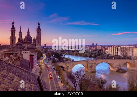 Basilika ' El Pilar' und die römische Brücke über den Fluss Ebro in der Abenddämmerung. Saragoza.Spanien. Stockfoto