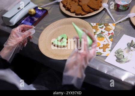 Schmücken Sie mit uns Lebkuchenkekse auf unserer fröhlichen Weihnachtsveranstaltung in dieser Saison Stockfoto