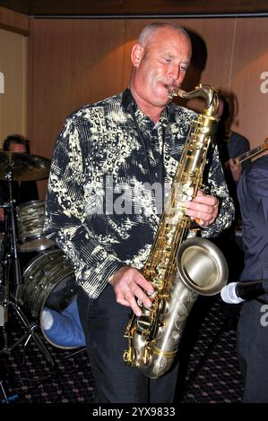 Man spielt Saxophon, Bracknell, Berkshire, England, Vereinigtes Königreich Stockfoto