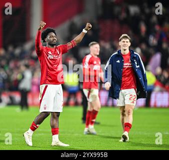 The City Ground, Nottingham, Großbritannien. Dezember 2024. Premier League Football, Nottingham Forest gegen Aston Villa; Ola Aina aus Nottingham Forest feiert den Sieg nach dem letzten Whistle Credit: Action Plus Sports/Alamy Live News Stockfoto