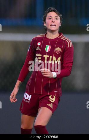 Cercola, Italien. Dezember 2024. Valentina Giacinti von AS Roma während der Frauenserie A zwischen Neapel und AS Roma in der Arena Giuseppe Piccolo am 14. Dezember 2024 in Cercola, Italien. Quelle: Nicola Ianuale/Alamy Live News Stockfoto