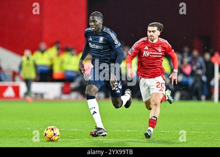 The City Ground, Nottingham, Großbritannien. Dezember 2024. Premier League Football, Nottingham Forest gegen Aston Villa; Amadou Onana von Aston Villa bricht an Jota Silva von Nottingham Forest vorbei Credit: Action Plus Sports/Alamy Live News Stockfoto