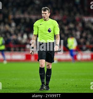 The City Ground, Nottingham, Großbritannien. Dezember 2024. Premier League Football, Nottingham Forest gegen Aston Villa; Schiedsrichter Sam Barrott Credit: Action Plus Sports/Alamy Live News Stockfoto