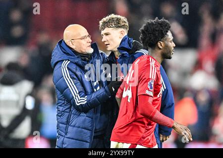 The City Ground, Nottingham, Großbritannien. Dezember 2024. Premier League Football, Nottingham Forest gegen Aston Villa; Nottingham Forest Assistant Head Coach Julio Figueroa feiert mit Ryan Yates aus Nottingham Forest nach dem letzten Whistle Credit: Action Plus Sports/Alamy Live News Stockfoto