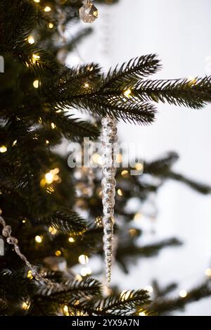 Neujahrsbaum. Klassisches, weihnachtlich eingerichtetes Zimmer. Weihnachtsbaum mit Glasdekoration. Heiligabend zu Hause Stockfoto