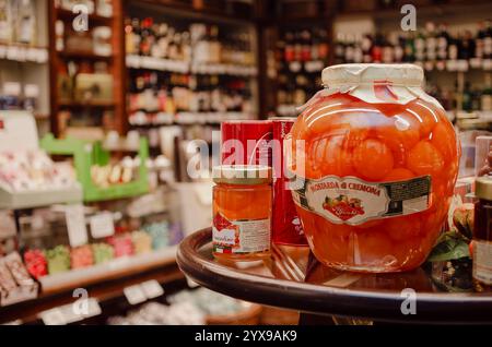 Cremona, Lombardei, Italien - 15. Oktober 2020 Gläser Mostarda di cremona auf einem Tisch im historischen sperlari-Lebensmittelgeschäft in cremona, italien, s Stockfoto