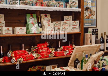 Cremona, Lombardei, Italien - 15. Oktober 2020 verschiedene sperlari-Produkte und lokale Köstlichkeiten auf Holzregalen in den historischen sperlari-Gebäuden Stockfoto