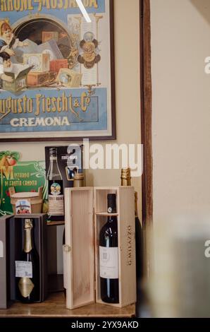 Cremona, Lombardei, Italien - 15. Oktober 2020 Flaschen Wein und Likör werden in einem Regal im historischen Lebensmittelgeschäft sperlari in cremona ausgestellt. Italien Stockfoto