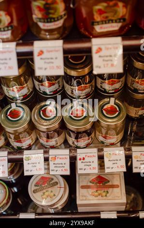 Cremona, Lombardei, Italien - 15. Oktober 2020 farbenfrohe Gläser mit traditionellen italienischen Fruchtkonserven und Senf. Mostarda. Und Cotognata. Setzen Sie sich auf Regale Stockfoto