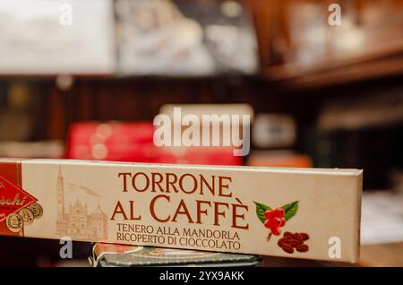 Cremona, Lombardei, Italien - 15. Oktober 2020 Nahaufnahme von Torrone mit dem Geschmack von sperlari, einem traditionellen italienischen Nougat, das in ihrer Geschichte gezeigt wird Stockfoto