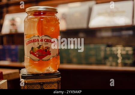 Cremona, Lombardei, Italien - 15. Oktober 2020 Glas Mostarda di cremona, traditionelle italienische kandierte Früchte, ausgestellt im historischen sperlari Stockfoto