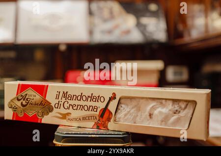 Cremona, Lombardei, Italien - 15. Oktober 2020 Paket Mandorlato di cremona, ein traditionelles italienisches Mandelnougat, ausgestellt in der historischen Sperla Stockfoto