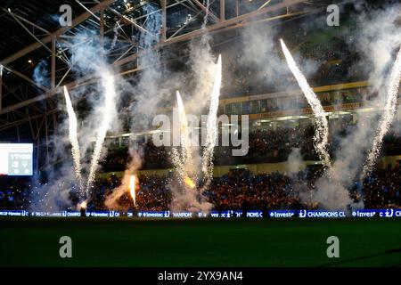 Aviva Stadium, Dublin, Irland. Dezember 2024. Investec Champions Cup Rugby, Leinster gegen Clermont Auvergne; Feuerwerk vor dem Start Credit: Action Plus Sports/Alamy Live News Stockfoto