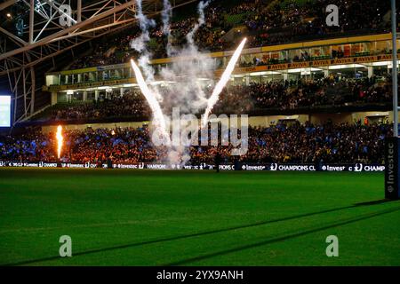 Aviva Stadium, Dublin, Irland. Dezember 2024. Investec Champions Cup Rugby, Leinster gegen Clermont Auvergne; Feuerwerk vor dem Start Credit: Action Plus Sports/Alamy Live News Stockfoto