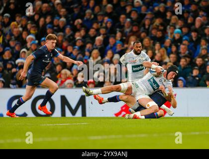 Aviva Stadium, Dublin, Irland. Dezember 2024. Investec Champions Cup Rugby, Leinster gegen Clermont Auvergne; Killian Tixeront aus Clermont wird angegriffen Credit: Action Plus Sports/Alamy Live News Stockfoto