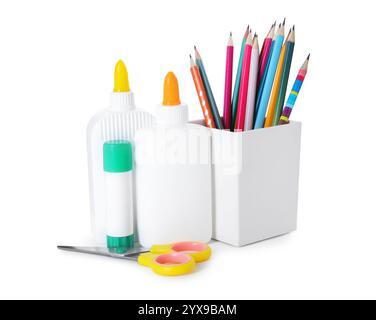 Verschiedene Arten von Klebstoff, Bleistiften und Scheren isoliert auf weiß Stockfoto