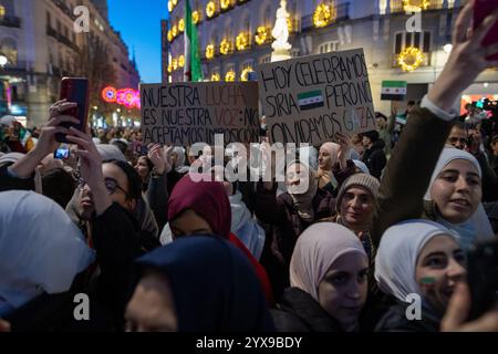 Madrid, Spanien. Dezember 2024. Syrische Einwohner in Madrid haben sich heute Nachmittag in Puerta del Sol versammelt, um den Fall und das Ende der Regierung von Präsident Baschar al-Assad in dieser Woche im arabischen Land zu feiern. Quelle: D. Canales Carvajal/Alamy Live News Stockfoto