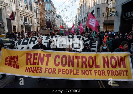 London, Großbritannien. Dezember 2024. Wohnungsaktivisten marschieren die Oxford Street entlang während eines Protests der London Renters Union gegen die steigenden Wohnkosten und rufen zur Mietkontrolle auf, um die Unterkunftskosten zu senken und mehr Sozialwohnungen zu bauen. Quelle: Ron Fassbender/Alamy Live News Stockfoto