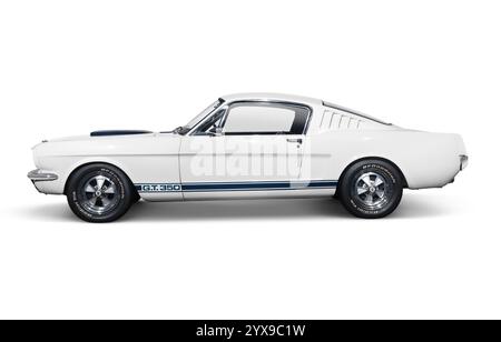 Weiß 1965 Mustang Shelby gt 350 Retro-Sportwagen isoliert auf weißem Hintergrund mit Beschneidungspfad Stockfoto