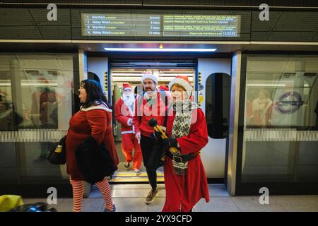 London, Großbritannien. Dezember 2024. Die Londoner tragen Santa Anzüge und andere festliche Kostüme für die SantaCon 2024, verbreiten Feiertagsstimmung in der Stadt und sammeln Spenden für wohltätige Zwecke. Credit: Ehimetalor Unuabona/Alamy Live News Credit: Ehimetalor Unuabona/Alamy Live News Stockfoto