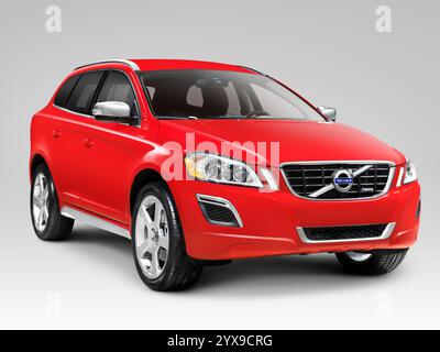 Rot 2010 Volvo XC60 T6 AWD R-Design midsize-SUV das sicherste Auto bisher. Auf grauem Hintergrund mit Beschneidungspfad isoliert. Stockfoto