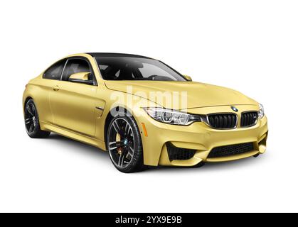 Gold 2015 BMW M4 Coupé Performance Fahrzeug isoliert auf weißem Hintergrund mit Beschneidungspfad Stockfoto