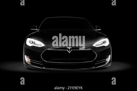 Schwarz 2017 Tesla Model S Luxus Elektroauto Vorderansicht isoliert auf dunklen schwarzen Hintergrund mit Beschneidungspfad Stockfoto