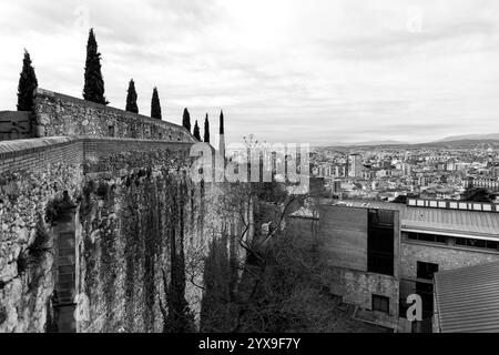 Girona, Katalonien, Spanien - 12. Februar 2022: Alte Stadtmauern von Girona, eine der vollständigsten Stadtmauern Europas. Stockfoto