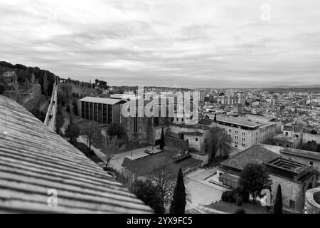 Girona, Katalonien, Spanien - 12. Februar 2022: Alte Stadtmauern von Girona, eine der vollständigsten Stadtmauern Europas. Stockfoto