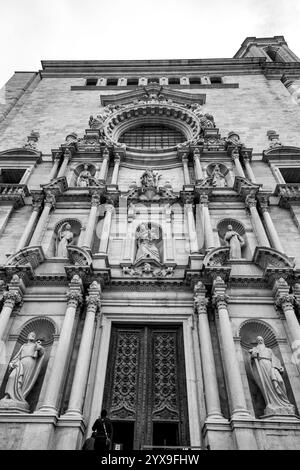 Girona, Spanien - 12. Februar 2022: Die Kathedrale von Girona, auch bekannt als die Kathedrale der Heiligen Maria von Girona, ist eine römisch-katholische Kirche in Girona Stockfoto