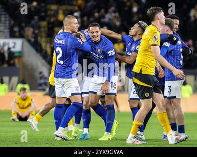 Wolverhampton, Großbritannien. Dezember 2024. Wolverhampton, England, 14. Dezember 2024: Vollzeitszenen des Premier League-Fußballspiels zwischen Wolverhampton Wanderers und Ipswich Town im Molineux-Stadion in Wolverhampton, England (Natalie Mincher/SPP) Credit: SPP Sport Press Photo. /Alamy Live News Stockfoto