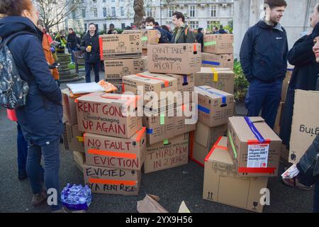 London, Großbritannien. Dezember 2024. Demonstranten markieren Kästen mit Slogans auf dem Cavendish Square, während die Mieter einen Protest gegen die steigenden Mietpreise in London veranstalten und die Mietkontrolle fordern. Quelle: Vuk Valcic/Alamy Live News Stockfoto