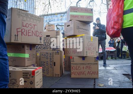 London, Großbritannien. Dezember 2024. Demonstranten markieren Kästen mit Slogans auf dem Cavendish Square, während die Mieter einen Protest gegen die steigenden Mietpreise in London veranstalten und die Mietkontrolle fordern. Quelle: Vuk Valcic/Alamy Live News Stockfoto