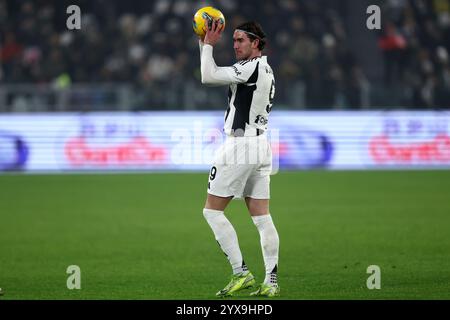 Turin, Italien. Dezember 2024. Dusan Vlahovic von Juventus FC Gesten während des Spiels der Serie A zwischen Juventus FC und Venezia FC im Allianz Stadium am 14. Dezember 2024 in Turin. Quelle: Marco Canoniero/Alamy Live News Stockfoto