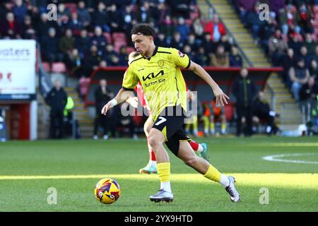 London, Großbritannien. Dezember 2024. London, England, 14. Dezember 2024: Tomas Kalinauskas (7 Burton Albion) während des Spiels der EFL League One zwischen Leyton Orient und Burton Albion an der Brisbane Road in London (Alexander Canillas/SPP) Credit: SPP Sport Press Photo. /Alamy Live News Stockfoto