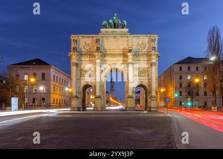 Das beleuchtete Siegestor in München, Deutschland, fotografiert bei Nacht. Stockfoto